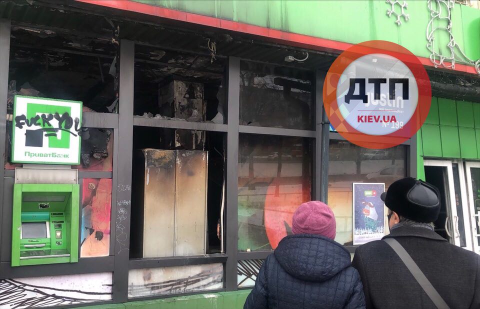 Пожар в Киеве на Харьковском шоссе: сгорел магазин Фора