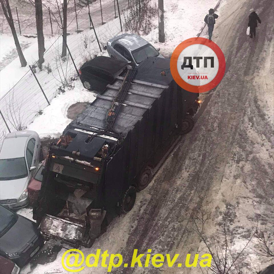 ДТП в Киеве на Лукьяновской: мусоровоз с трезвым водителем протаранил 9 автомобилей