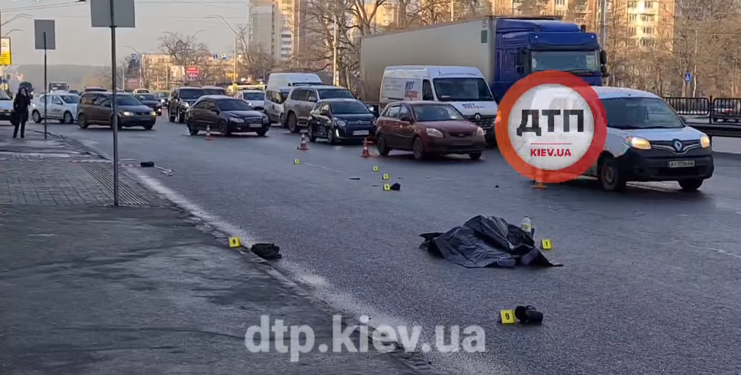 Смертельное ДТП в Киеве: на проспекте Победы бус насмерть сбил пьяную женщину