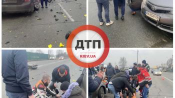 В Киеве на Пуховской произошло серьезное мото ДТП: автомобиль Тойота развернулся через двойную сплошную и столкнулся с мотоциклистом