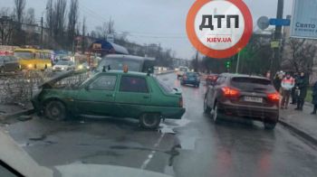 В Киеве на Петра Запорожца произошло ДТП: водитель Таврии снес ограждение на остановке трамвая