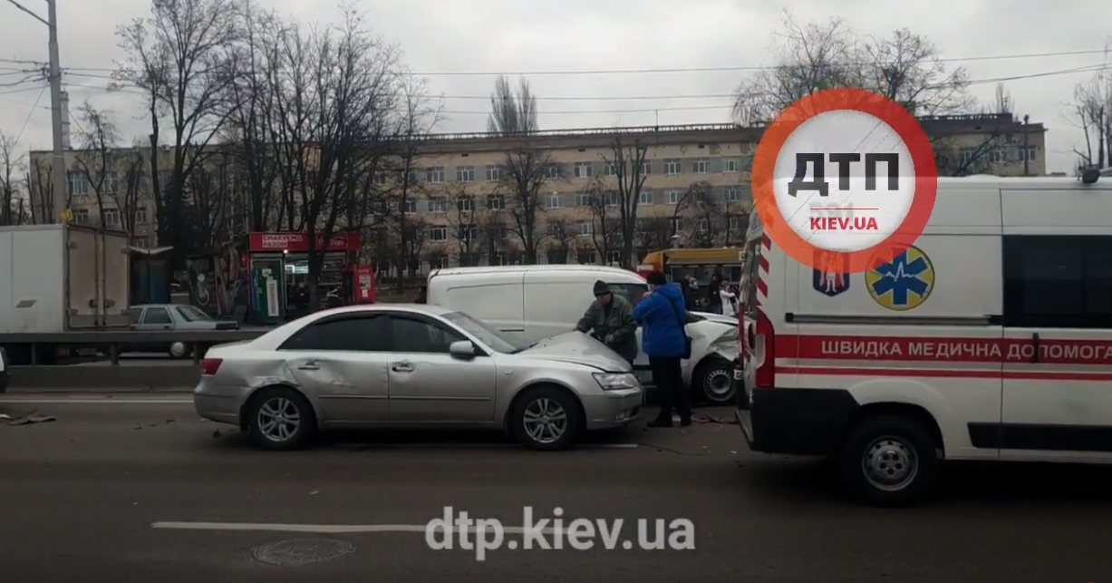 В Киеве на Академгородке произошло серьезное ДТП с участием трех автомобилей