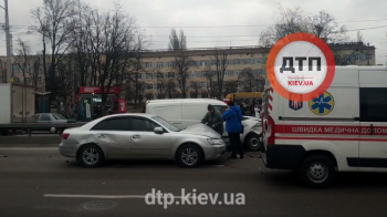 В Киеве на Академгородке произошло серьезное ДТП с участием трех автомобилей