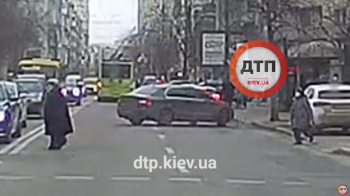 В Киеве на Артема водитель Шкода развернулся в два приема через двойную сплошную