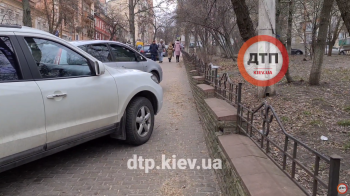 В Киеве на Гончара неизвестный припарковался на тротуаре и оставил минимальный проход