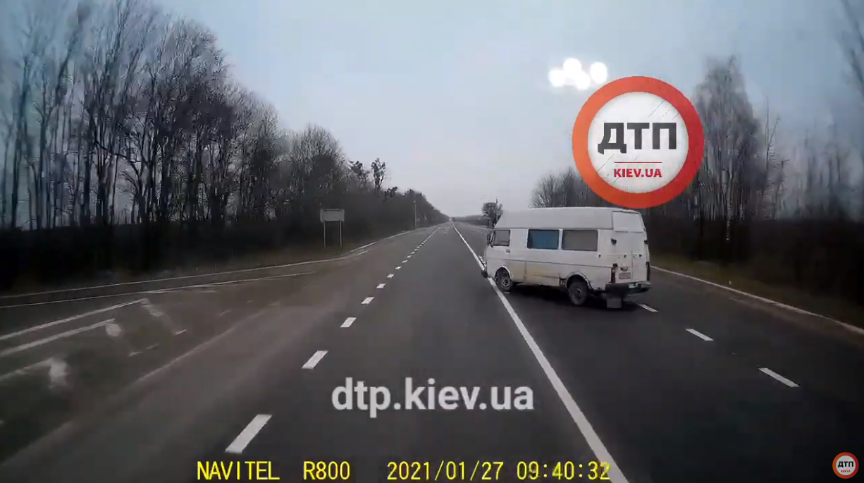 Видео момента ДТП авария 15 км от Умани, недалеко от села Паланка, водитель Фольксвагена не уступил дорогу водителю daf