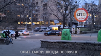 В Киеве на ул Павловская водитель элитного элит такси минут семь стоял прямо перед пешеходным переходом, подвергая опасности граждан