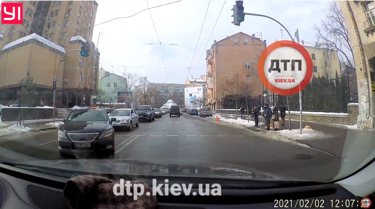 В Киеве на улице Сечевых стрельцов неизвестный гражданин имел смелость мешать водителю элитного Lexus повернуть с правого ряда налево через двойную сплошную