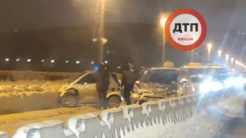 В Киеве на мосту Патона произошло ДТП: движение в сторону левого берега парализовано