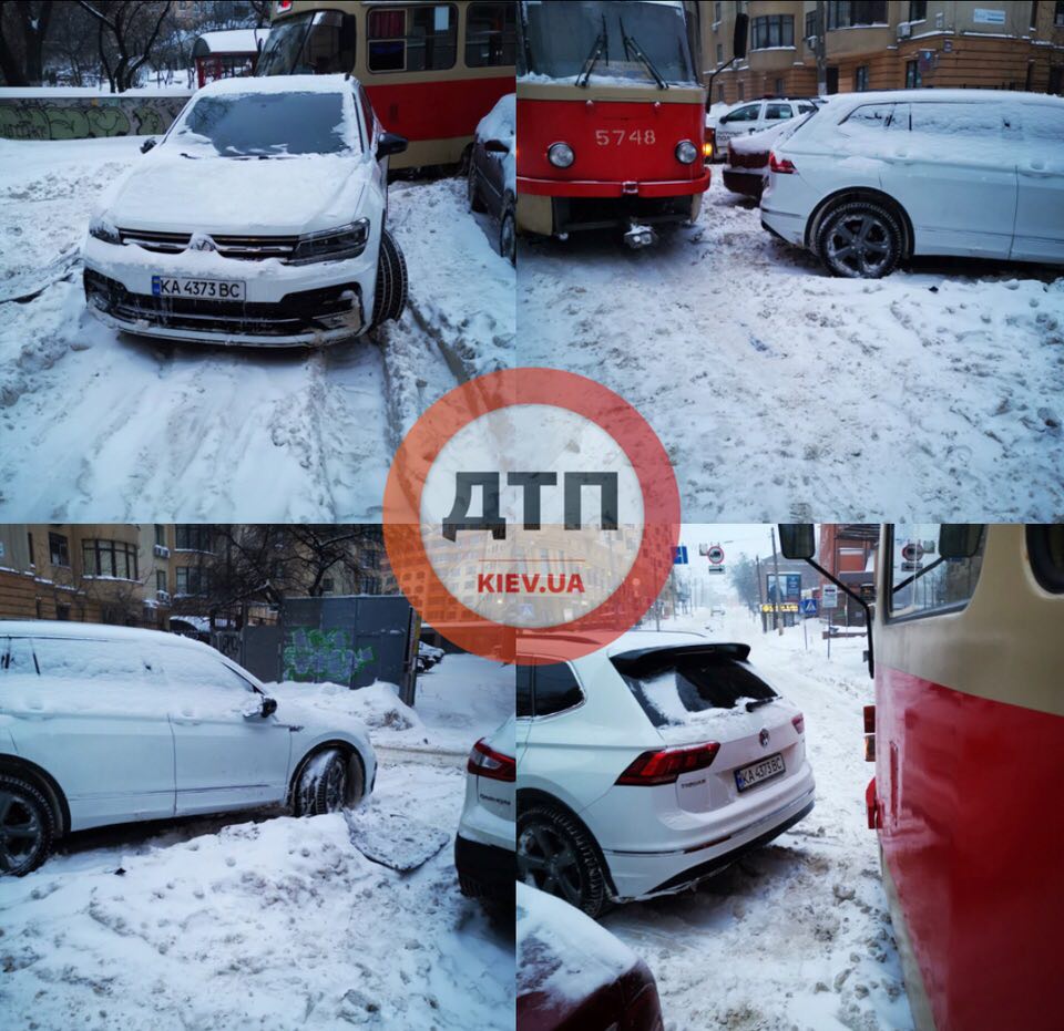 В Киеве на улице Дмитриевской пассажиры наказали водителя за неправильную парковку, отбив правое зеркало