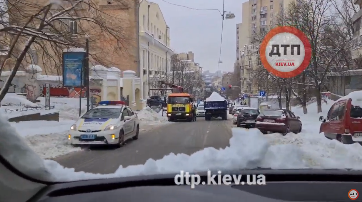 В Киеве продолжается эвакуация автомобилей