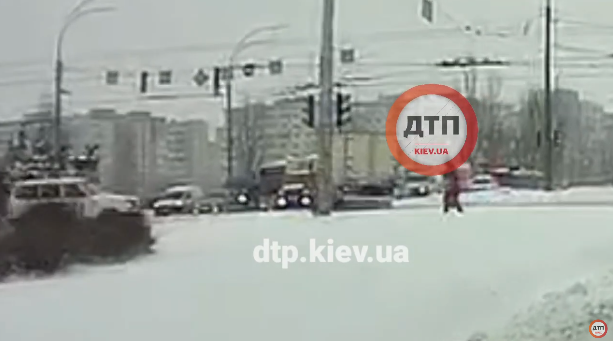 Полицейский разворот грузовика в Киеве на Троещине. Видео