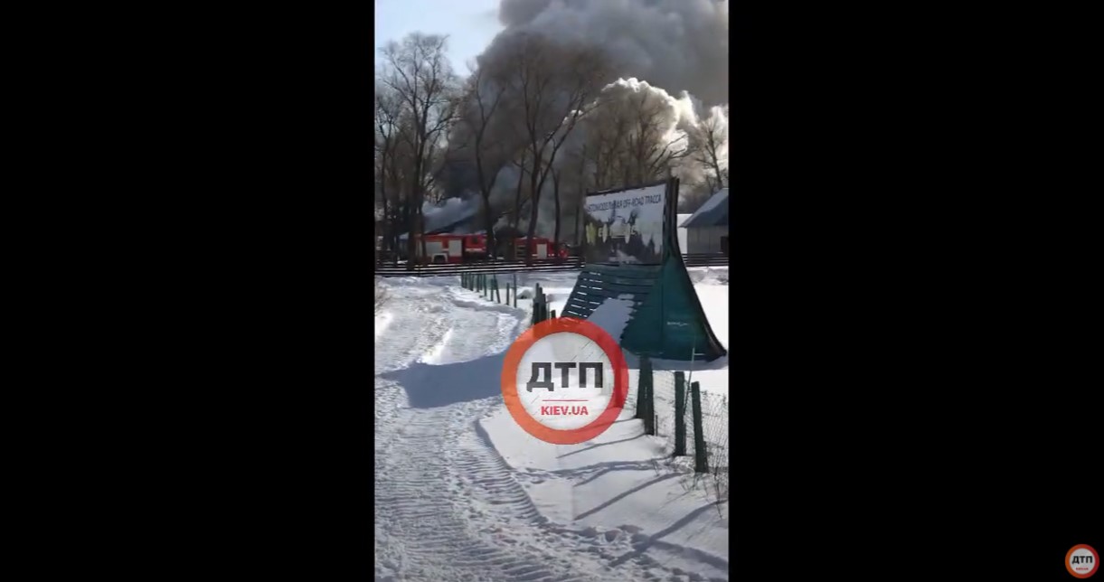 В Киеве в парке дружбы народов, на территории икс парк масштабный пожар: горят деревянные строения одного из комплексов
