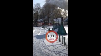 В Киеве в парке дружбы народов, на территории икс парк масштабный пожар: горят деревянные строения одного из комплексов