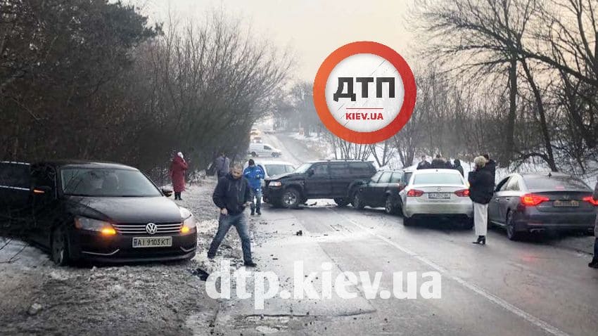 Масштабное ДТП с пострадавшими под Киевом, между Тарасовкой и Крюковщиной: столкнулись 5 автомобилей