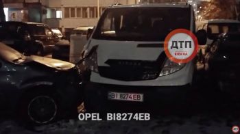 В Киеве на улице Драйзера бухой водитель на Opel залетел во двор: видео момента ДТП