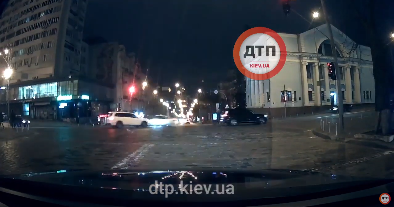 Видео момента ДТП в Киеве на перекрёстке Богдана Хмельницкого и улица Владимирская: внедорожник Mercedes столкнулся с Audi