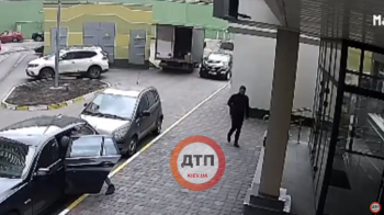 Видео момента ДТП в Киеве: автомобиль ВС1064НА на ул. Герцена 35А, дверью удалил автомобиль киа sportage и скрылся с места аварии