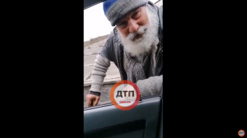 Интервью с легендарным дедушкой на автомобиле ВАЗ сегодня в Киеве в районе Жулянского моста