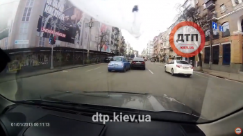 Видео момента мелкого ДТП сегодня утром на перекрёстке Саксаганского и Красноармейской. Nissan Micra vs Honda Accord