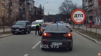 Киев. За грубое нарушение ПДД патрульные остановили автомобиль Авди KOL 973
