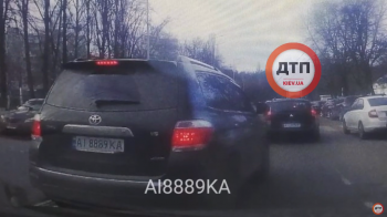 В Киеве на улице Генерала Наумова автомобиль Toyota спровоцировал ДТП и скрылся с места: видео момента аварии