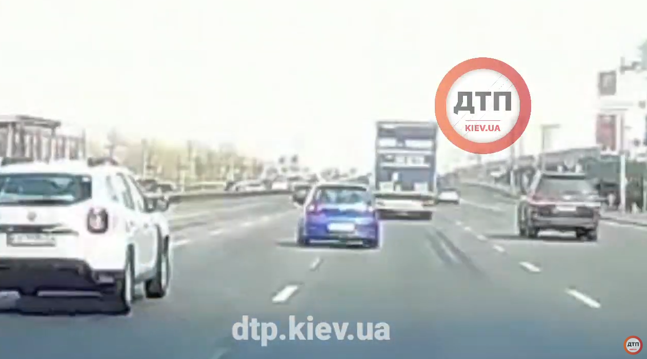 Видео момента ДТП с пострадавшими в Киев на проспекте Бажана