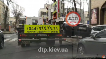 В Киеве на Липском переулке неустановленный автомобиль за 30 секунд погрузил и увёз в неизвестном направлении гражданский автомобиль Хюндай Туксон