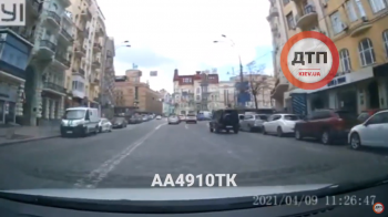 Водитель кубика #АА4910ТК поворачивает с правого ряда налево через двойную сплошную. Видео
