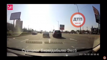 Момент аварийной ситуации на окружной дороге по направлению к Жулянскому мосту с участием автомобиля БМВ: видео