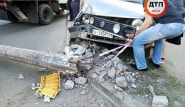 ДТП под Киевом в Броварах: водитель Volkswagen Golf вылетел с дороги и сбил столб. Без тяжелых травм. 03.05.2018