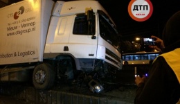 Пьяное ДТП в Киеве на Бандеры: нетрезвый водитель Даф с 2 промилле алкоголя врезался в отбойник. 08.05.2018