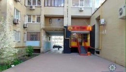 У Києві поліцейські затримали чоловіка, який під погрозою виделки для барбекю намагався відібрати телефон у незнайомця. 25.04.2018