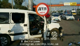 Масштабное ДТП в Киеве на Московском проспекте: разбито несколько авто. Есть пострадавшие. ФОТО