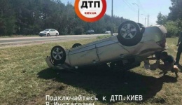 Дтп в Киеве на Старообуховской трассе: водитель Хонда Сивик вылетел с дороги и опрокинулся.