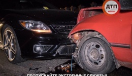 В Киеве на Парковой дороге Ford влетел в Mercedes: у пострадавшего водителя нашли пакет «травы». 19.05.2018