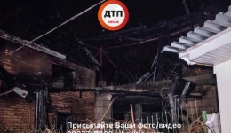 Вечернее ЧП в Киеве. Возле жилой многоэтажки вспыхнуло заброшенное здание. 25.04.2018