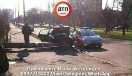 Audi автошколы снес бетонный столб. ДТП в Киеве на бульв. Верховного Совета, 20. 09.04.2018